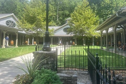 Excursión privada a la destilería y cena Jack Daniels desde Nashville