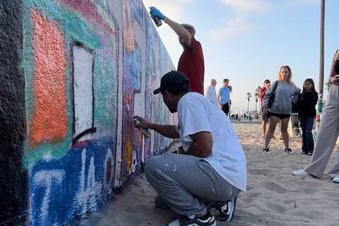 2 timmars sprayfärg i berömda Venedigs konstväggar