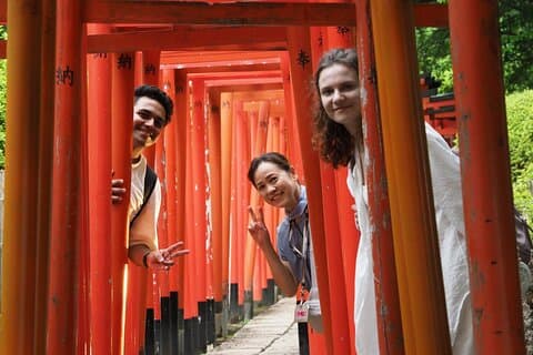 Nezu Shrine and Yanaka: Morning Downtown Walking Tour