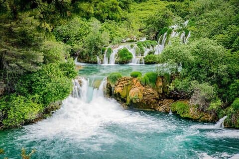 Krka-Wasserfälle und Weinprobe – Kleingruppentour ab Split