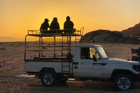 Recorrido de 4 horas al atardecer por Wadi Rum + alojamiento y cena en un campamento beduino