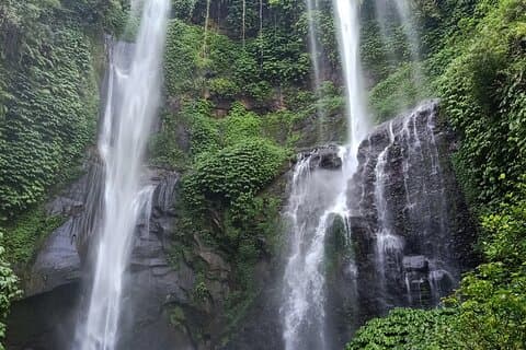 Tour por la cascada Sekumpul, la cascada Banyumala y el templo