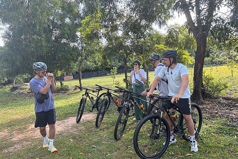 Tour in bicicletta all'alba di Angkor Wat con colazione e tour guidato