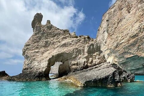 Baia di Navagio Spiaggia Bianca Costa occidentale Porto Vromi Anafonitria
