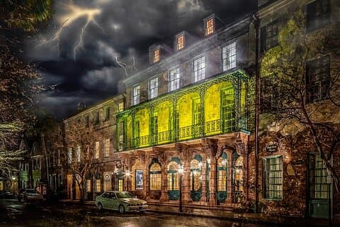 Maledizioni, Corsetti, & Lume di candela: Terrori di Charleston Ghost Tours