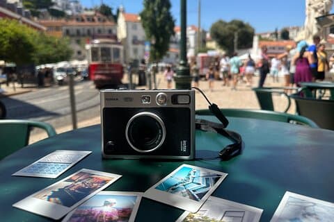 Alfama Photo Walk avec un appareil photo instantané Instax entre vos mains