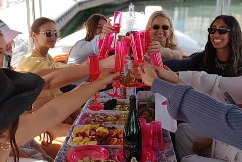1.5時間ロマンチック-サプライズディナー-ワイン＆チーズまたは寿司ボートクルーズ