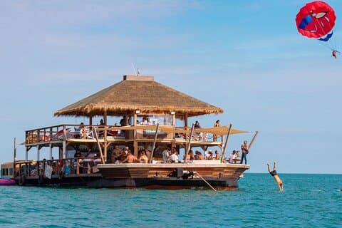 Bar galleggiante di lusso e snorkeling a Koh Madsum