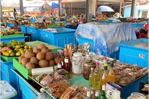 Passeio gastronômico a pé pelo mercado de Castries pela LUCIAN FOOD TOURS
