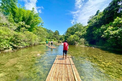 Excursion d'une demi-journée sur la rivière Khao Sok en radeau de bambou depuis Khao Lak