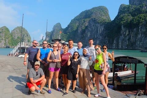 Desde Hanói 2 días 1 noche con crucero por el Palacio Real de la Bahía de Halong