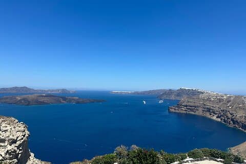 The beauty of Santorini : A tour of hidden gems