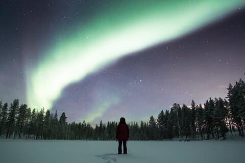Experiencia de raquetas de nieve nocturnas para grupos pequeños en Rovaniemi