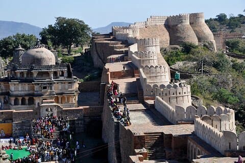 Excursión de día completo al fuerte de Kumbhalgarh y al templo de Ranakpur desde Jodhpur