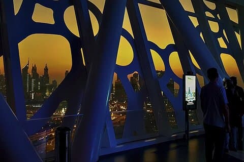Combinación de Aya Universe y Dubai Frame