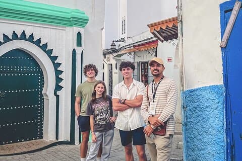 Excursion d'une journée de luxe de Marbella à Tanger : ferry, chameau, nourriture et souks