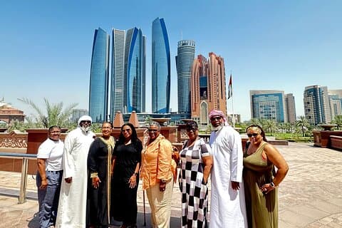 Tour pela cidade de Abu Dhabi com a Ferrari World Entry
