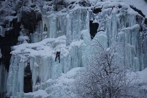 Korouoma Waterfalls congelados com churrasco – Pequeno grupo de Rovaniemi