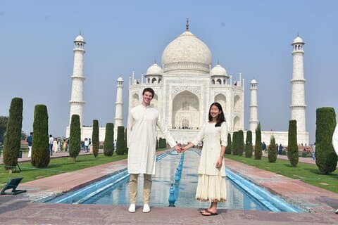 Da Delhi Tour privato di un giorno all'alba del Taj Mahal e ad Agra in auto