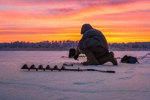 Snöskovandring och isfiske