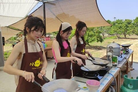 Visita a una granja orgánica de cocina tailandesa en Chiang Mai y tren panorámico