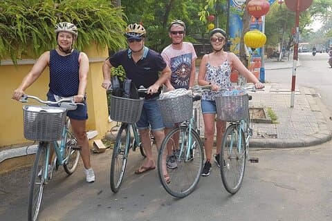 Tour in bicicletta intorno a Hoi An e lezione di cucina al Tra Que Village