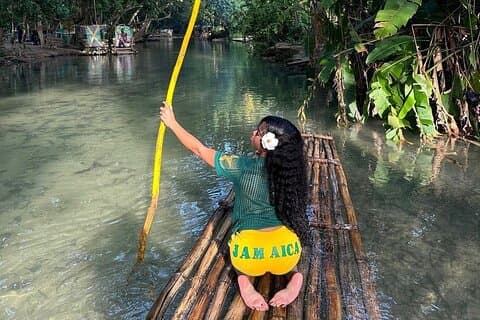 Bamboe Rafting & Kalkstenen Voetmassage op de Rivier