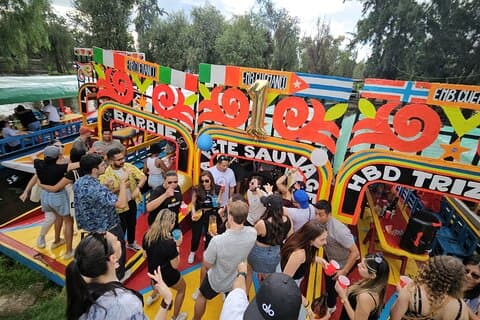 Festa no Barco Xochimilco