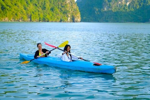 Aventure en canot privé: Découvrez le meilleur de la baie d'Halong & Lan Ha