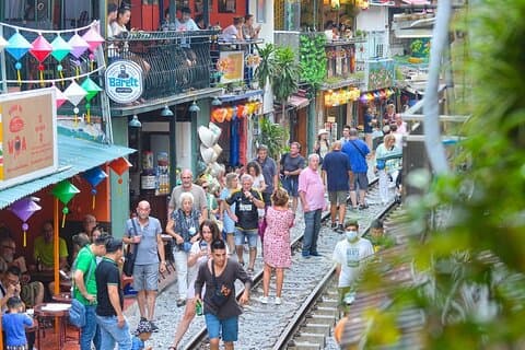 Privat Hanoi-vandringstur genom en tåggata