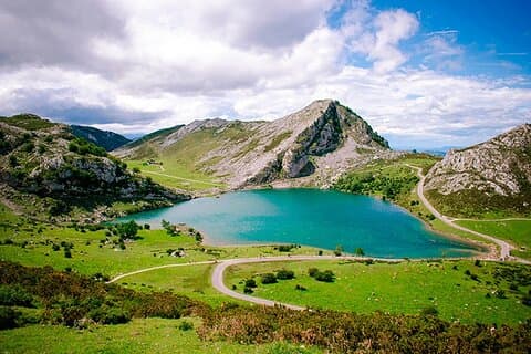 Meren van Covadonga, Sanctuary en Cangas de Onís vanuit Llanes