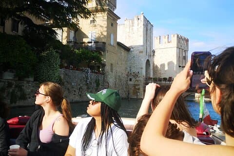 Sirmione væk fra Crowds Boat Cruise Guided Walk og en drink