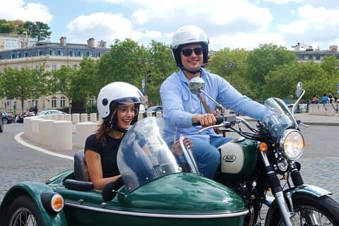 Paris: Tour guidato in auto laterale con bottiglia di Champagne