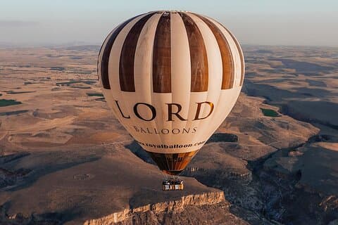 Vuelo en globo sobre el valle de Soganli Capadocia / Lord Balloons