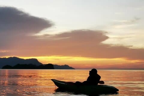 Aventuras guiadas en kayak al atardecer en Langkawi con traslados al hotel