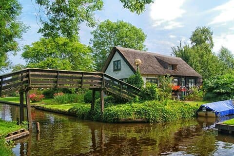 Private transfer from Giethoorn to AMS Amsterdam Schiphol Airport