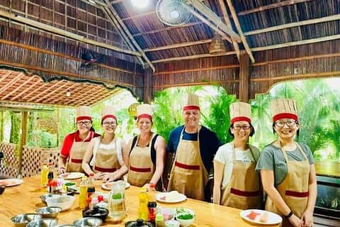 Hoi An/Da Nang Market Tour, båttur och matlagningskurs