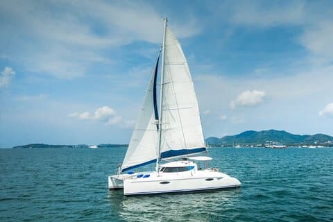 Phuket Catamaran Tour till Coral Island och Sunset Voyage