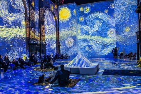 [Free E-sim] Saigon Café Hopping com a exposição Van Gogh Monet
