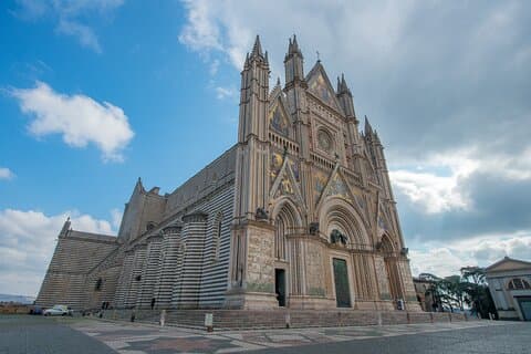 Recorrido a pie por Orvieto con entradas al Duomo