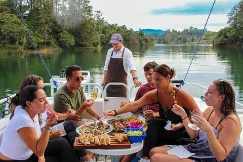 Escursione privata di un giorno a Guatape e pranzo sul lago (esperienza culinaria)