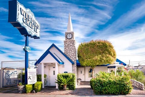 Traditionelle Hochzeit oder Erneuerung des Eheversprechens in der Graceland Wedding Chapel