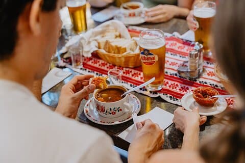Budapest Food Tour: Marked til Tavern med 12 + Tastere og vine