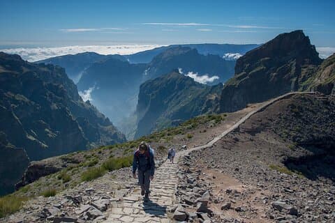 Escalera al cielo Pico do Areeiro en la isla de Madeira