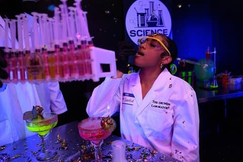 Houston : Science & Sip Experience im Drunken Lab mit Live DJ