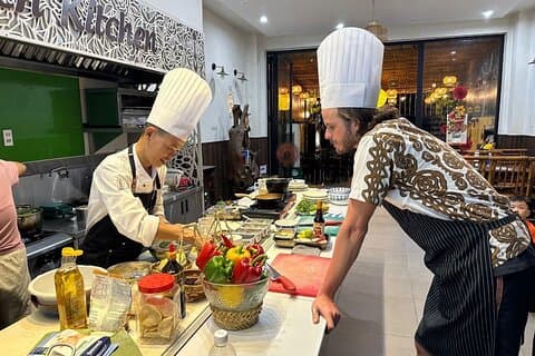 Clase de cocina auténtica en Hoi An con un chef profesional en un grupo reducido