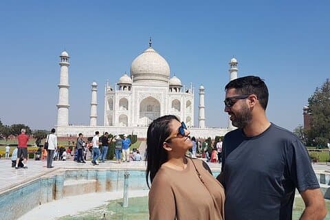 From Delhi: Overnight Taj Mahal Tour and Fatehpur Sikri by Car