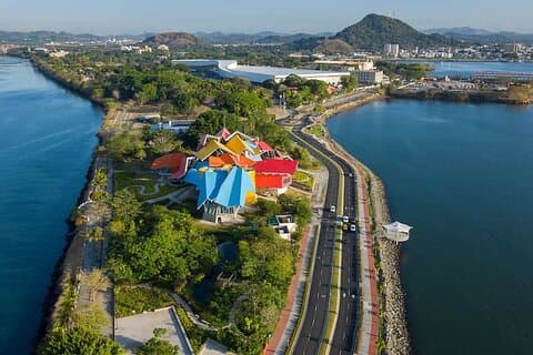 Miraflores Kanalschleusen, Amador Causeway und Biomuseo private Tour