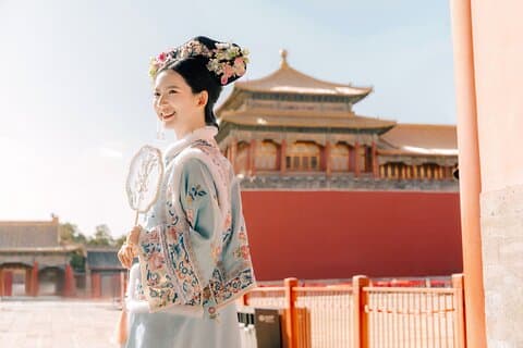 Traditionell kinesisk klänning i Beijing