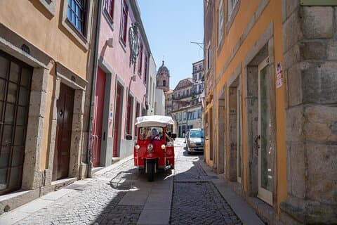 Historisk Porto av Electric Tuk Tuk til topp landemerker